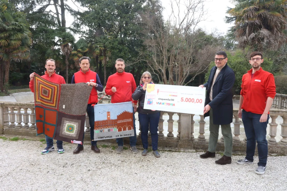 Cia Conad a Treviso consegnano assegno a Viva Vittoria